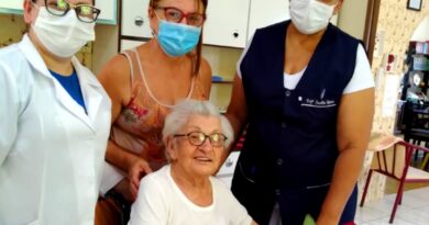 Dona Elvina com 101 anos, recebeu a primeira vacina.