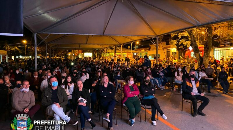 Exibição do Filme Albertina na praça de Imaruí