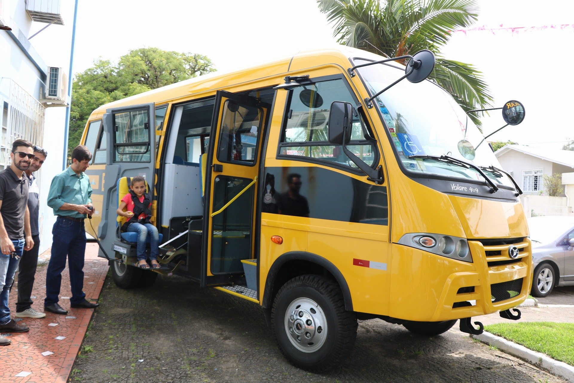 Para não faltar à aula: ônibus escolar 4x4 tem TV e até frigobar -  22/10/2020 - UOL Carros